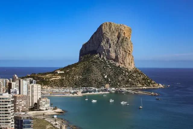 beach, sea, spain, costa blanca, calpe, landscape, rock, sunset, skyline, vacation, tourism, mediterranean climate, coast, crystal clear water, dive, sail, yachts, nature, rock formations, culture, story, architecture, cityscape, blue sky, (foto: AG-Pics)