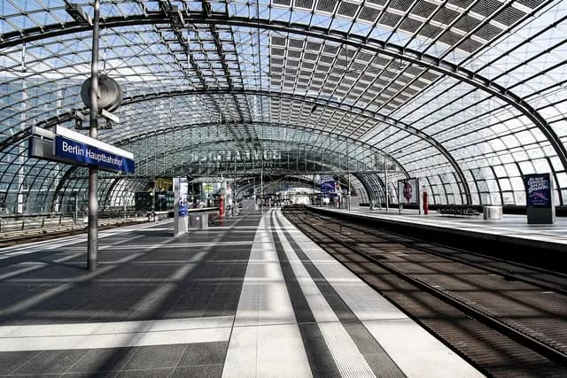 berlin, central station, berlin central station, station, abandoned, empty, corona, coronavirus, railroad, germany, architecture, glass roof, railroad tracks, covid-19, platform, to travel, nobody, berlin, berlin, berlin, berlin, berlin, (foto: Morgengry)