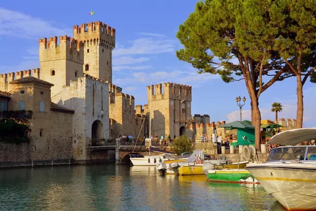 castle, port, nature, boats, torre, sky, trees, pines, sirmione, italy (foto: pcdazero)