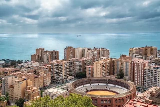 city, buildings, sea, bullring, malaga, spain, coast, landscape, nature, horizon, sky, clouds, scenery (foto: ELG21)