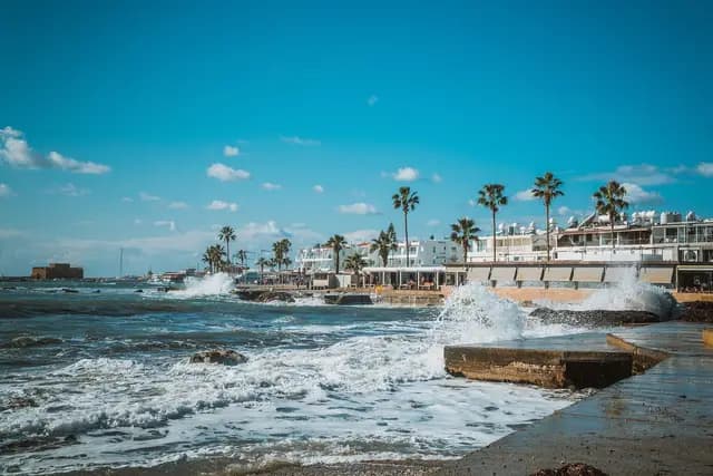cyprus, pafos, sea, lake, rauh, december, weather, nature, spray, landscape, heaven, clouds, to travel, tourism, splash, riverbank, rock, paphos (foto: InstagramFOTOGRAFIN)