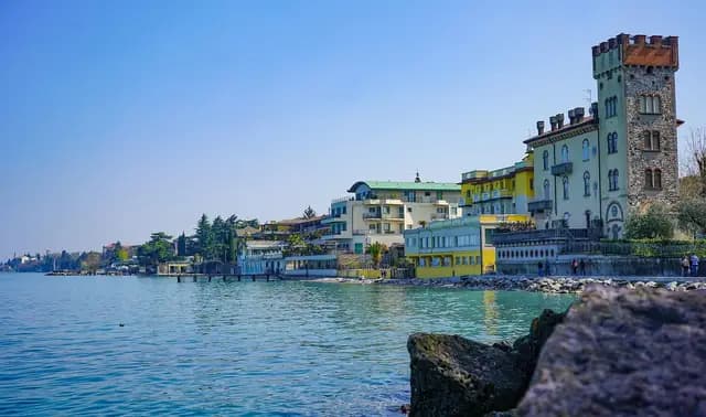 desenzano del garda, desenzano, brescia, the castle on the lake, lake garda, the needle, lombardy, italy, garda, nature, beach, rocks, walk, spring, water, holiday, the lakes of italy, beach lake, pebble beach, tower castle, the castle of g (foto: Paskvi)