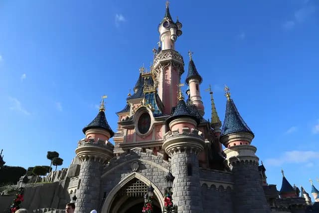 disneyland, castle, paris, sky, tourism, tourist, disney, travel, holiday, nature, european, fairy, tale, fantasy, building, childhood, dreamy, architecture, kings, queens, fairytale, fantastic, huge, big, imagination, imagine, consumeri (foto: LauraTara)