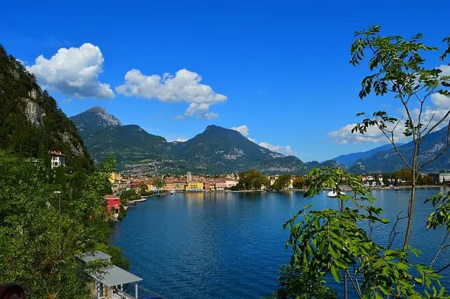 garda, lake, water, heaven, clouds, blue, vacations, italy, panorama, nature, riva del garda, riva, city, riverbank, beach, port, ponale, to travel, landscape, coast (foto: stefanie_koelbli)