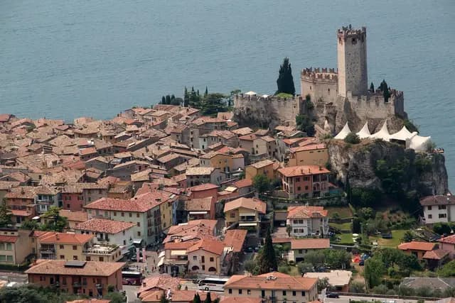 italy, malcesine, garda, lake, landscape, at malcesine, castle, water, nature, vacations, cliffs, idyllic, tourist destination, distant view, outlook (foto: InstagramFOTOGRAFIN)