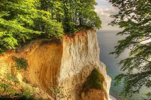 món, denmark, baltic sea, white cliffs, moens klint, moen, møns klint, rock, island, island of mön, nature, vacations, landscape, blue, summer, cliff, coast, beach, sunny, lake, bright, riverbank, heaven, sea, outlook, mon, water, blue (foto: kordi_vahle)