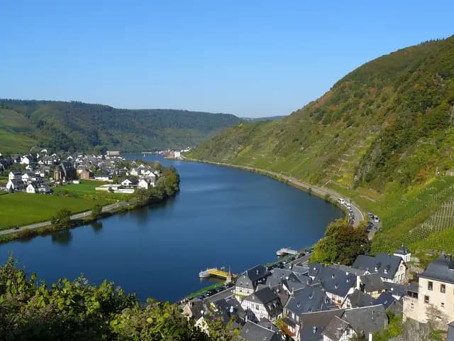 moselle, flow, by the way, slate roofs, mosel loop, vineyards, locality, location, city, houses, river loop, outlook, river landscape, rhineland-palatinate (foto: cocoparisienne)