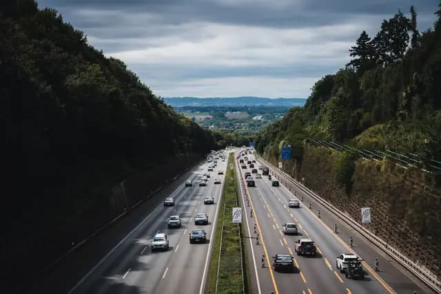 Tysk autobahn på en stille dag