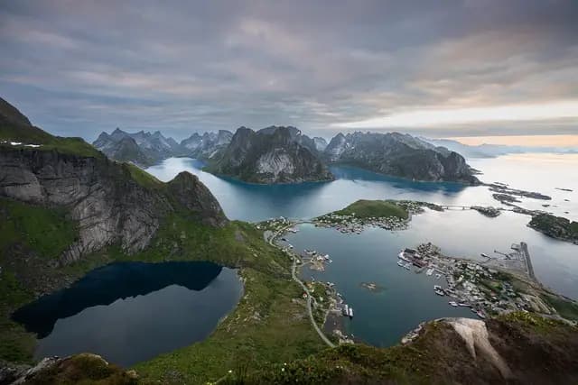 reinebringen, lofoten, norway, sea, panorama, mountains, fjords, ocean, bridges, scenery, nature (foto: xiSerge)