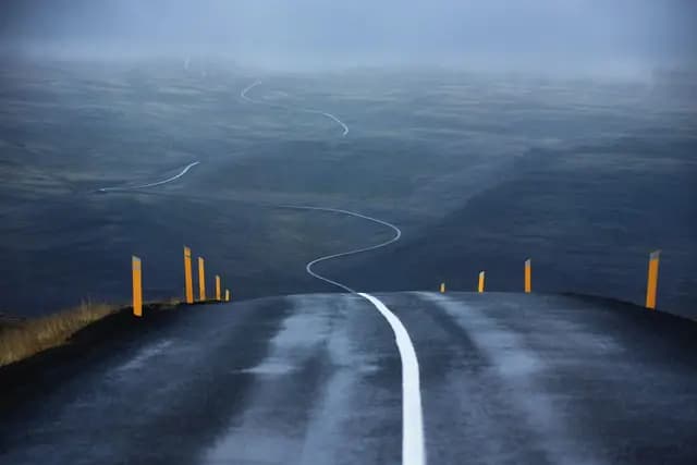 road, street, winding, winding road, empty road, asphalt, perspective, highway, landscape, outdoors, iceland, rural, countryside, road, road, road, road, road, street, iceland (foto: TobiasBrunner)